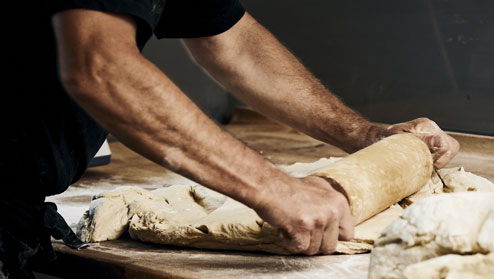 Din bager med fokus på ægte håndværk - Brød og kager bagt på de bedste naturlige råvarer og dansk naturmel.